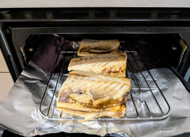 グリルで焼くサバ